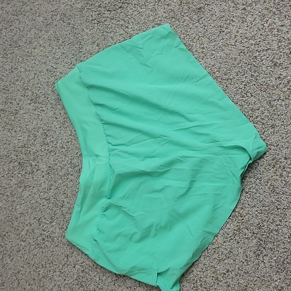 Green exercise shorts - Picture 3 of 4